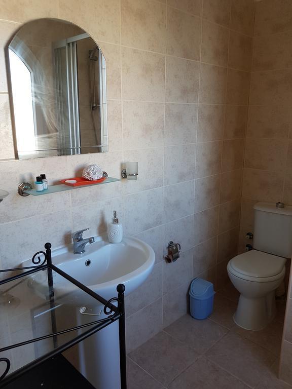 Aphrodite Beachfront Penthouse Apartment Ghaziveran エクステリア 写真