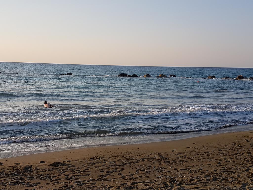 Aphrodite Beachfront Penthouse Apartment Ghaziveran エクステリア 写真