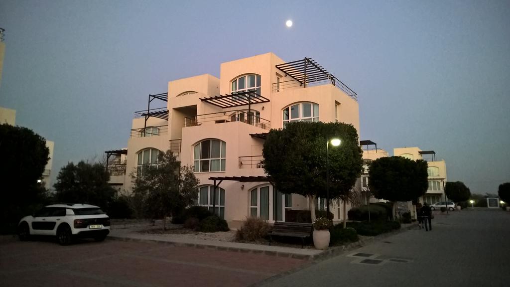 Aphrodite Beachfront Penthouse Apartment Ghaziveran エクステリア 写真