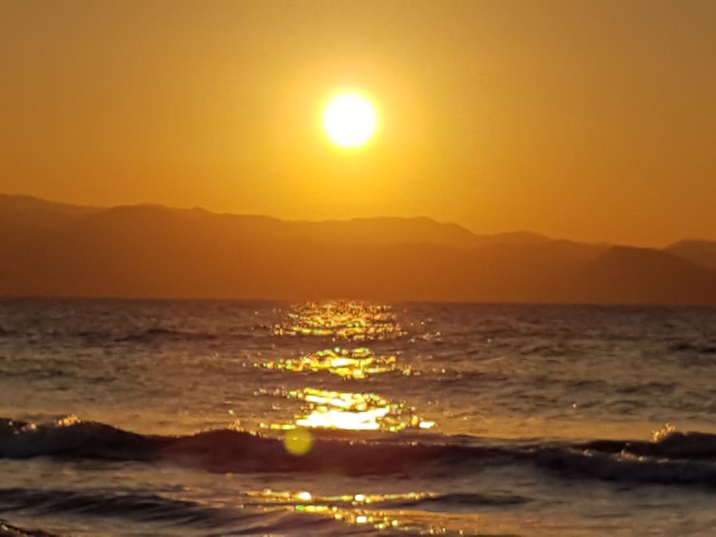 Aphrodite Beachfront Penthouse Apartment Ghaziveran エクステリア 写真