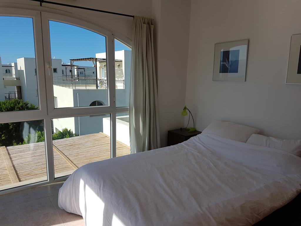Aphrodite Beachfront Penthouse Apartment Ghaziveran エクステリア 写真