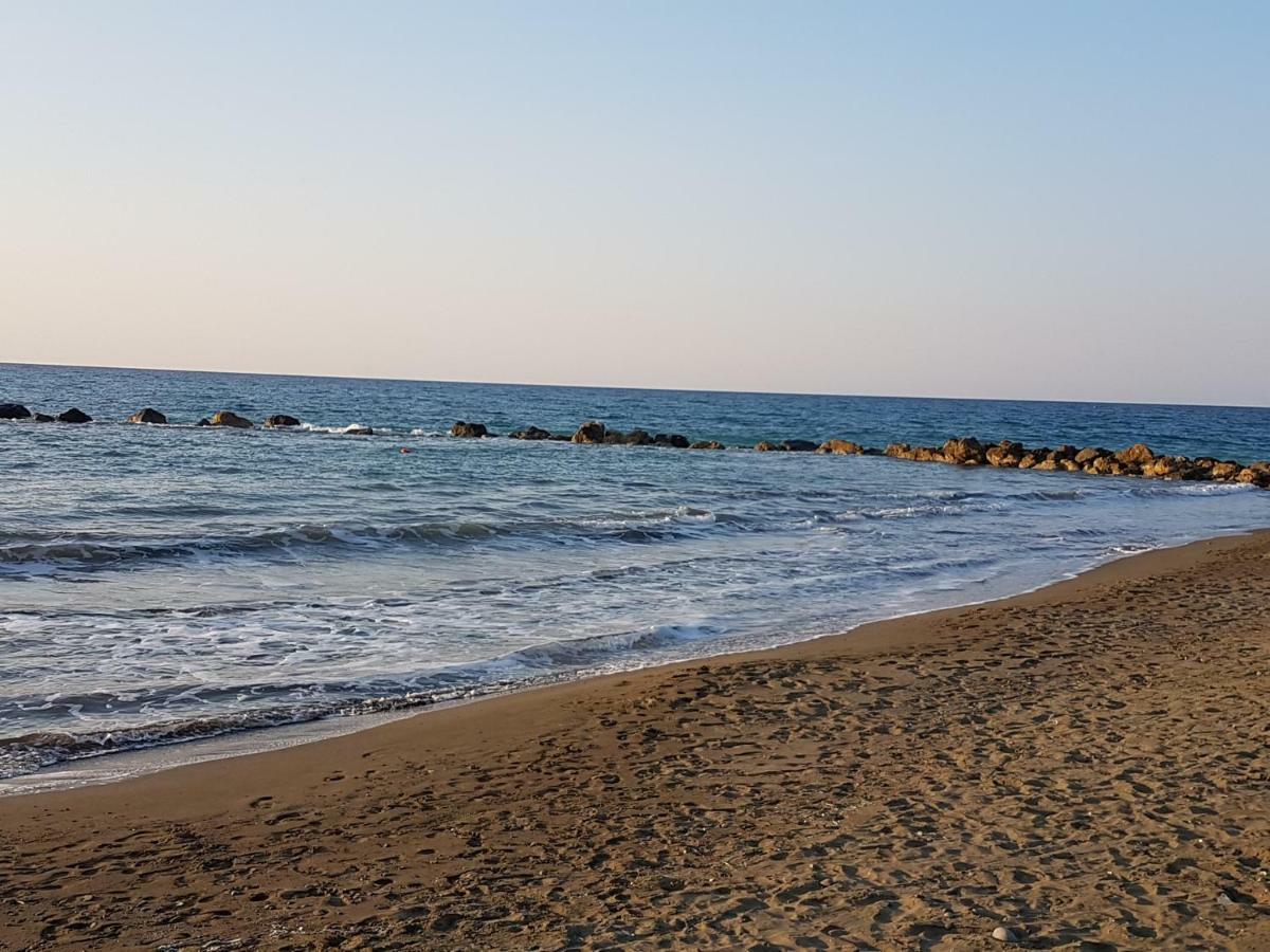 Aphrodite Beachfront Penthouse Apartment Ghaziveran エクステリア 写真